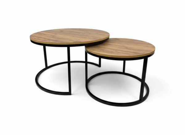 „Okrągły stolik kawowy 2w1 w stylu loftowym – trwałe blaty laminowane z okleiną ABS, metalowy stelaż w matowej czerni, mniejszy stolik wsunięty pod większy.” „Zestaw okrągłych stolików kawowych 2w1 – funkcjonalne rozwiązanie do salonu, blaty laminowane, metalowe nogi, nowoczesny design loftowy.” „Okrągły stolik kawowy 2w1 – zestaw dwóch stolików z laminowanymi blatami i stalowym stelażem w matowej czerni, idealny do wnętrz loftowych.”