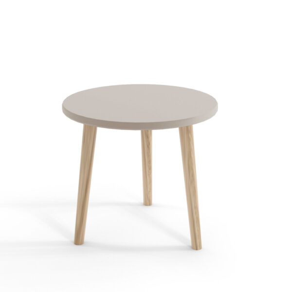 Okrągły stolik kawowy w kolorze kaszmir, na smukłych, wysokich nogach, o nowoczesnym, minimalistycznym designie.