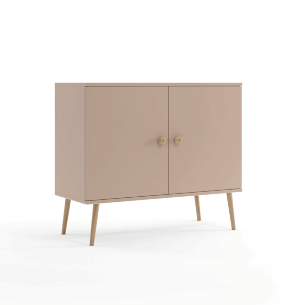 Komoda BOHO w kolorze macchiato z dwojgiem drzwiczek i wysokimi drewnianymi nogami.