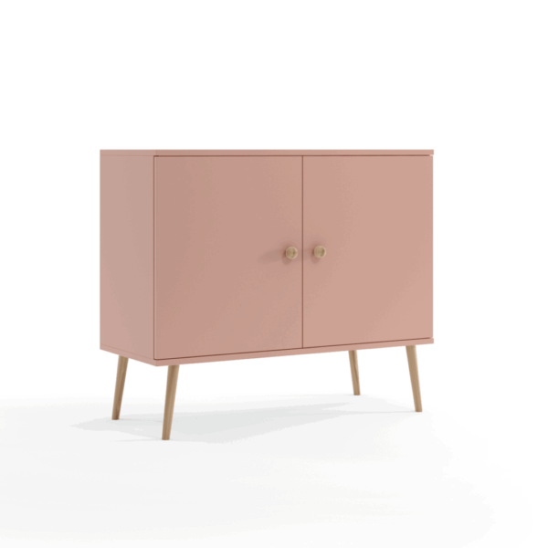 Komoda BOHO w kolorze róż naturalny z dwojgiem drzwiczek na wysokich drewnianych nogach.