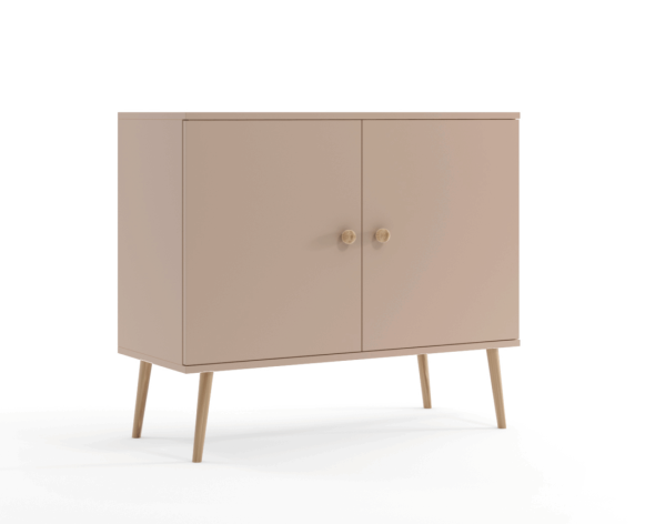 Komoda BOHO w kolorze macchiato z dwojgiem drzwiczek i wysokimi drewnianymi nogami.