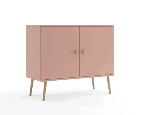 Komoda BOHO w kolorze róż naturalny z dwojgiem drzwiczek na wysokich drewnianych nogach.