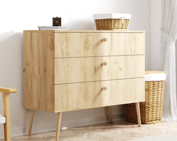 komoda boho dąb craft złoty z trzema szufladami na drewnianych nogach w jasnym wnętrzu